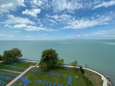 Balaton-Panorama vom Hotel Világos - ✔️ Világos Hotel Balatonvilágos ✔️ Günstige Hotel Plattensee